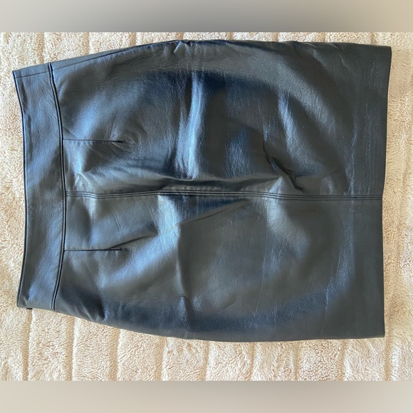 ARITZIA Babaton vegan leather pencil skirt size 8 - Picture 4 of 8